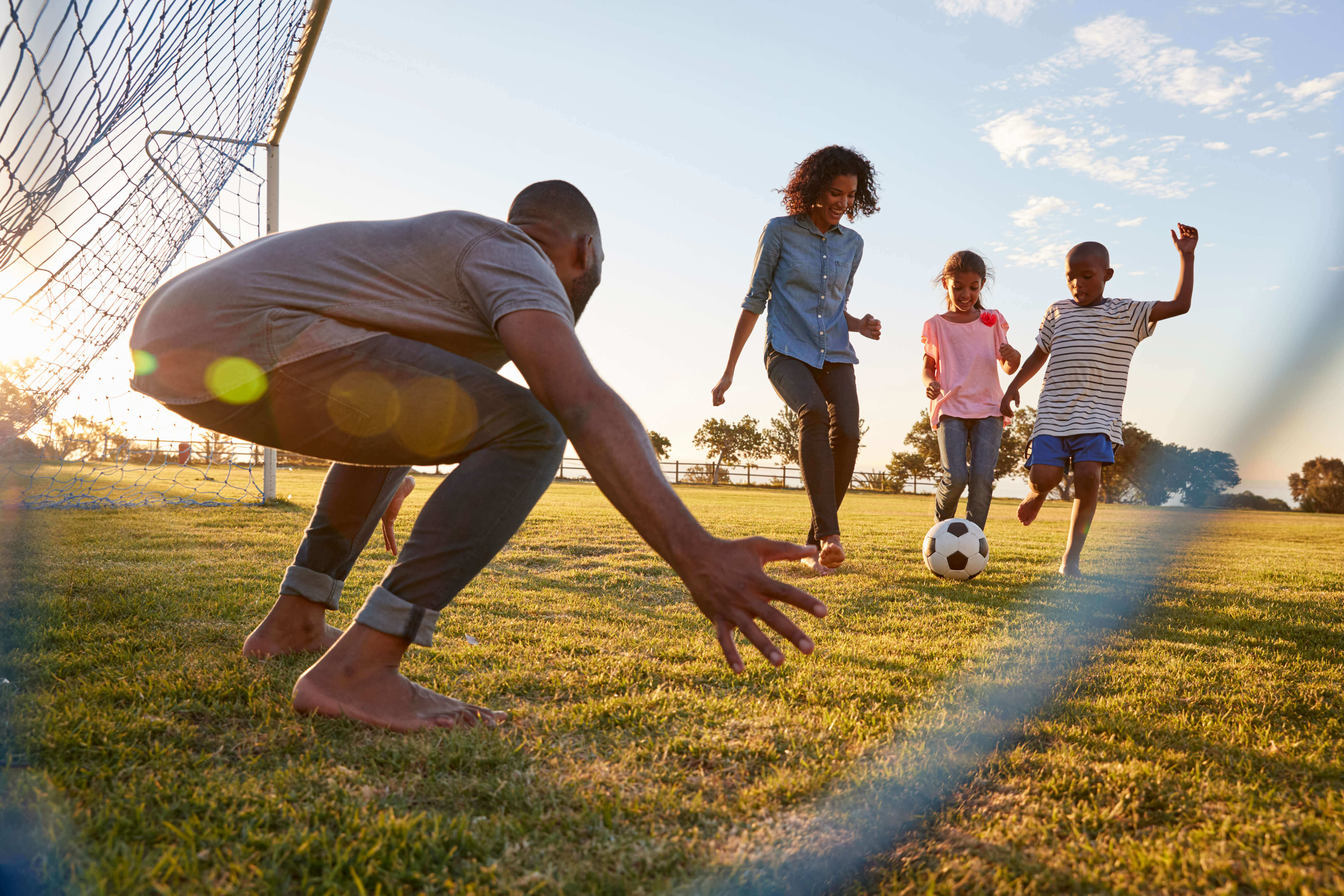 Sport can play with. Семья на футболе. Дети играют в футбол. Игра в футбол семья. Дети играющие в футбол.